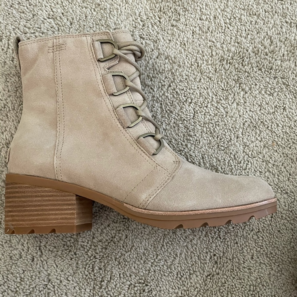 BNIB Sorel Cate Lace boots in Sandy Tan Size 10.5